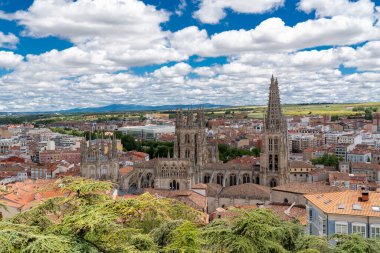 Burgos şehrinin çatıları. Burgos Katedrali ve tarihi şehir merkezi manzarası. Muhteşem Katedral Barok Mimarisi. Bulutlu bir gün. İspanya 'daki ünlü seyahat merkezi..