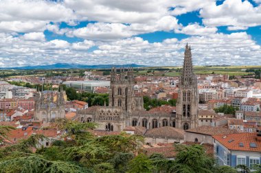 Burgos şehrinin çatıları. Burgos Katedrali ve tarihi şehir merkezi manzarası. Muhteşem Katedral Barok Mimarisi. Bulutlu bir gün. İspanya 'daki ünlü seyahat merkezi..