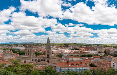 Burgos şehrinin çatıları. Burgos Katedrali ve tarihi şehir merkezi manzarası. Muhteşem Katedral Barok Mimarisi. Bulutlu bir gün. İspanya 'daki ünlü seyahat merkezi..