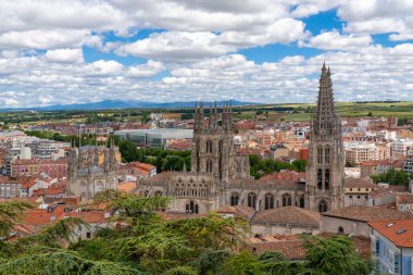 Burgos şehrinin çatıları. Burgos Katedrali ve tarihi şehir merkezi manzarası. Muhteşem Katedral Barok Mimarisi. Bulutlu bir gün. İspanya 'daki ünlü seyahat merkezi..