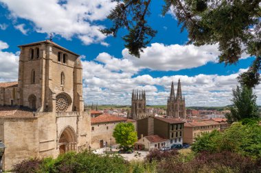 Burgos şehrinin çatıları. Burgos Katedrali ve tarihi şehir merkezi manzarası. Muhteşem Katedral Barok Mimarisi. Bulutlu bir gün. İspanya 'daki ünlü seyahat merkezi..