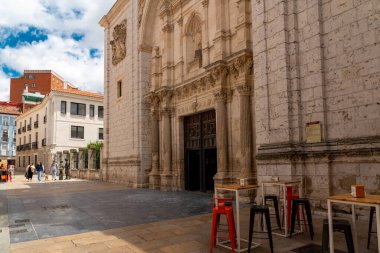 BURGOS, İspanya - 21 Haziran 2024: Burgos sokakları tarihi merkez. San Lorenzo el Real Kilisesi manzarası. Meşhur seyahat yeri. 