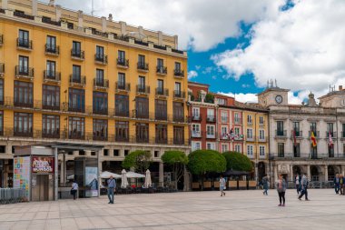 BURGOS, İspanya - 21 Haziran 2024: Burgos şehir merkezinde Plaza Mayor. Güzel mimari. İnsanlar tarihi şehir merkezini gezip eğleniyorlar. Seyahat hedefi.