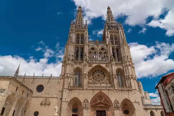 Burgos 'lu Aziz Mary Katedrali ve Santa Maria Meydanı manzarası. Santa Maria Çeşmesi 'ndeki meydanın ortasında. Şehir merkezini ziyaret eden insanlar. Seyahat hedefi.