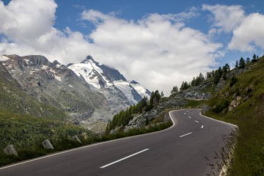 Grossglockner High Alpine Yolu 'nun güzel manzarası. Grossglockner Hochalpenstrasse. Avusturya, Avusturya, Avrupa 'da yüksek dağ geçidi yolu. High Tauern Ulusal Parkı. HD duvar kağıdı, 4k arkaplan.