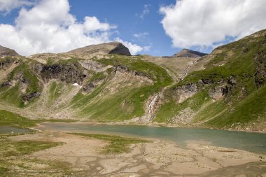 Nassfeld Speicher Gölü 'nün güzel manzarası. Yüksek Tauern Ulusal Parkı, Carinthia, Avusturya. Grossglockner ve Kayzer Franz Josef Hohe 'un yakınında. HD duvar kağıdı, 4k Yeşil arkaplan