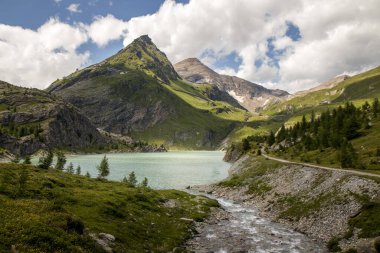 Margaritzenstausee 'nin güzel manzarası Stausee Margaritze. Yüksek Tauern Ulusal Parkı, Carinthia, Avusturya. Freiwandkopf arka planda. Grossglockner ve Kaiser Franz Josef Hohe, HD 4k yakınlarında.