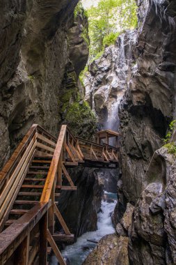 Sigmund Thun Gorge 'un güzel manzarası - Sigmund Thun Klamm. Avusturya, Kaprun yakınlarındaki Kapruner Ache 'deki Cascade Vadisi. Kristal berrak mavi su. Tahta yürüyüş patikası. 4K arkaplan, HD duvar kağıdı.