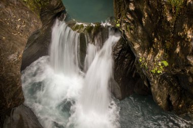 Sigmund Thun Gorge 'un güzel manzarası - Sigmund Thun Klamm. Avusturya, Kaprun yakınlarındaki Kapruner Ache 'deki Cascade Vadisi. Kristal berrak mavi su. 4K arkaplan, HD duvar kağıdı.