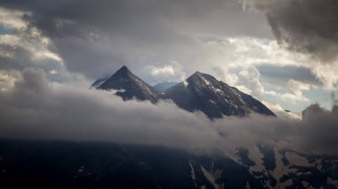 Bulutlarla kaplı dağın tepesinin güzel panoramik manzarası. Grossglockner High Alpine Yolu. Grossglockner Hochalpenstrasse, Avusturya, Avrupa. High Tauern Ulusal Parkı. HD duvar kağıdı, 4k arkaplan