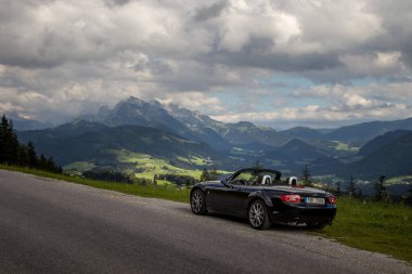 Postalmstrasse, Avusturya, 8 Temmuz 2022: 2 koltuklu roadster Mazda MX-5, NC, NCFL, Miata. Postalmstrasse, Postalm manzaralı yol Abtenau, Avusturya, Avrupa. HD duvar kağıdı, 4k arkaplan