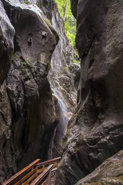 Sigmund Thun Gorge 'un güzel manzarası. Avusturya, Kaprun yakınlarındaki Kapruner Ache 'deki Cascade Vadisi. Kristal berrak mavi su. Tahta yürüyüş yolu.