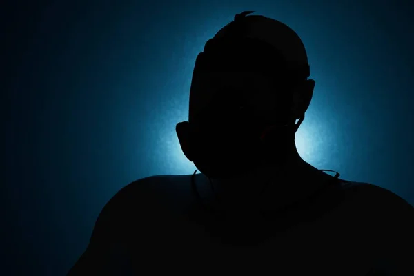 Siyah Arka Planda Mavi Neon Işıkla Aydınlatılmış Maskeli Bir Adamın — Stok fotoğraf