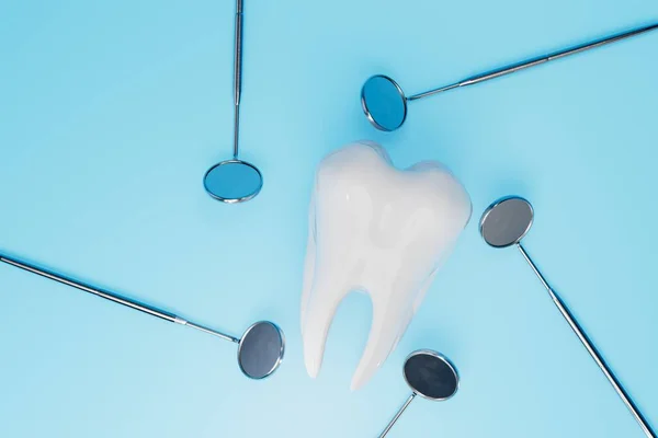 Inledande Undersökning Tänder Tand Runt Som Dentala Speglar Blå Bakgrund — Stockfoto