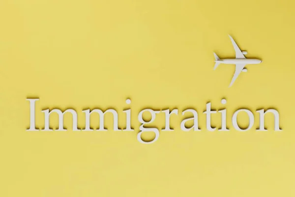 Het Begrip Emigratieproces Een Vliegend Vliegtuig Inscriptie Emigratie Een Gele — Stockfoto