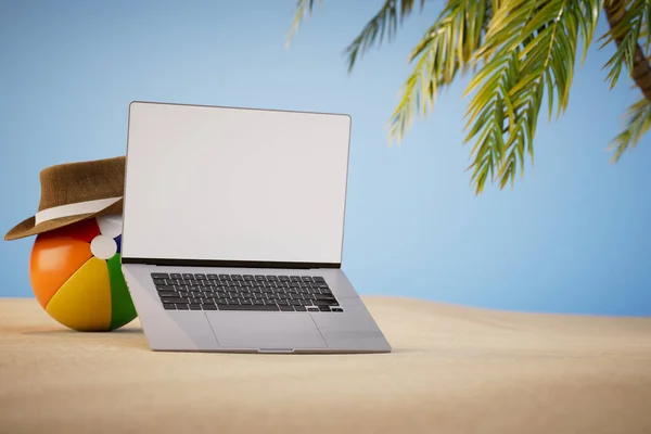 Zdalna Praca Wakacjach Laptop Obok Nadmuchiwanej Piłki Kapeluszu Piaszczystej Plaży — Zdjęcie stockowe