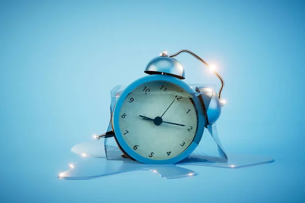 Zaman Hızla Tükeniyor Alarm Saati Mavi Arka Planda Suda Boğuluyor — Stok fotoğraf