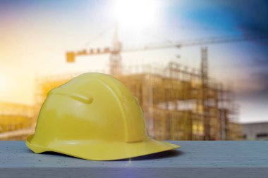 Yeni bir ev inşa etme süreci. İnşaat halindeki bir evin arka planına karşı koruyucu kask. 3 Boyutlu Hazırlama.