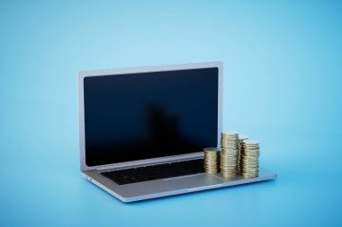 Uzaktan kazanç. Açık bir dizüstü bilgisayar ve mavi arka planda yığınla bozuk para. 3 Boyutlu Hazırlama.