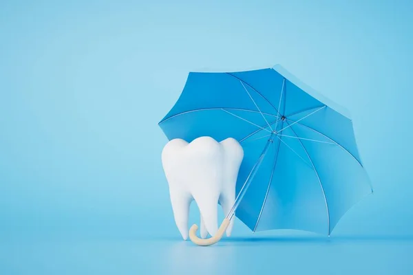 Verzekering Voor Tandheelkundige Behandeling Tand Onder Een Paraplu Een Blauwe Rechtenvrije Stockafbeeldingen