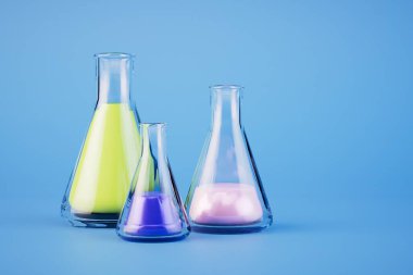 Mavi arka planda çok renkli sıvılar olan cam mataralar. 3 Boyutlu Hazırlama.