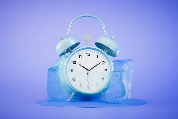 Concepto Tiempo Congelado Reloj Despertador Congelado Trozo Hielo Renderizado — Foto de Stock