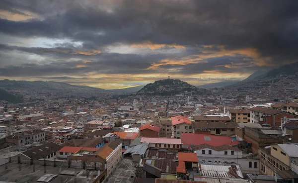 Panecillo Tepesi Nin Arka Planında Bulutlu Bir Günbatımında Quito Nun — Stok fotoğraf