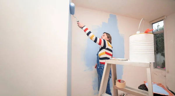 Mujer pintando casa fotos de stock, imágenes de Mujer pintando casa sin  royalties - Página 3 | Depositphotos