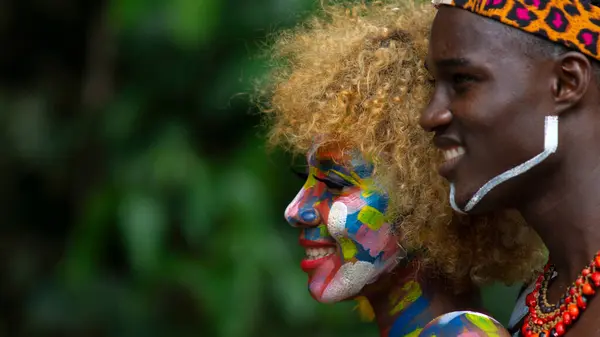 厄瓜多尔苏昆比奥斯的Nueva Loja 2020年9月3日 年轻的黑人夫妇在绿树成荫的森林里拥抱和微笑 脸上涂满彩绘的肖像 — 图库照片