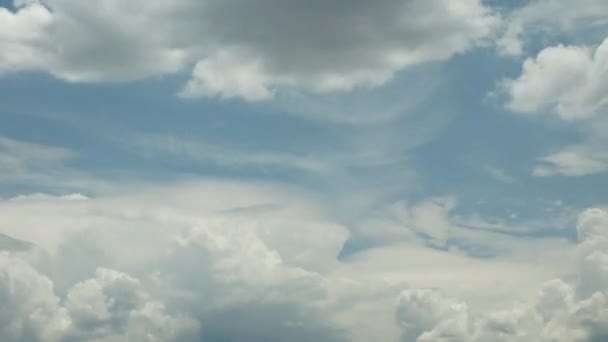 两种相反的气流又在蓝色背景下迅速形成积雨云的时间差 — 图库视频影像
