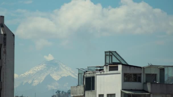 Tiempo Lapso Visión Del Volcán Cotopaxi Entre Edificios Vistos Desde — Vídeos de Stock