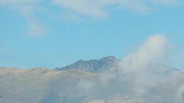 Rucu Pichincha Vulkán Északi Oldalára Néző Panoráma Időeltolódása Kék Égbolton — Stock videók