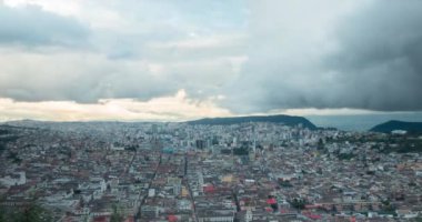 Quito şehrinin tarihi merkezinin panoramik görüntüsü bulutlu bir gökyüzü ile akşamdan akşama değişiyor.