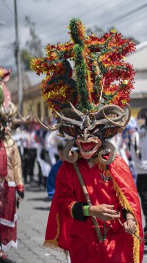 Pillaro, Tungurahua / Ekvador - 5 Ocak 2024: Pillaro kentindeki Diablada Pillarena 'da siyah ve kırmızı bir şeytan gibi giyinmiş insan portresi - Ekvador