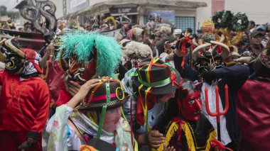 Pillaro, Tungurahua / Ekvador - 6 Ocak 2024: Geleneksel Diablada Pillarena 'da, Ekvador' da, şeytan gibi giyinmiş kalabalık