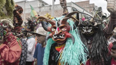 Pillaro, Tungurahua / Ekvador - 6 Ocak 2024: Geleneksel Diablada Pillarena 'da, Ekvador' da, şeytan gibi giyinmiş kalabalık