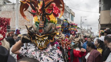 Pillaro, Tungurahua / Ekvador - 6 Ocak 2024: Pillaro şehrindeki kalabalığın ortasında geleneksel Diablada Pillarena 'da şeytanlar gibi giyinmiş insanlar - Ekvador