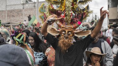 Pillaro, Tungurahua / Ekvador - 6 Ocak 2024: Pillaro şehrindeki kalabalığın ortasında geleneksel Diablada Pillarena 'da geçit töreninde şeytan gibi giyinmiş bir adam - Ekvador