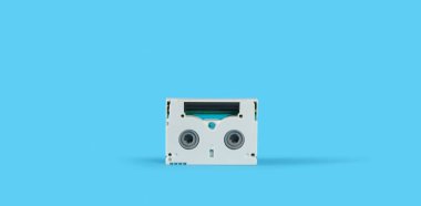 Mavi arkaplana karşı mavi bir yüzey üzerinde eski beyaz DV kasetinin ön görüntüsü