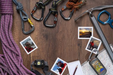 Tırmanma ekipmanları, halat, karabinalar, buz baltası, harita, GPS, far, bıçak, not defteri ve zirvedeki adamın fotoğrafları.