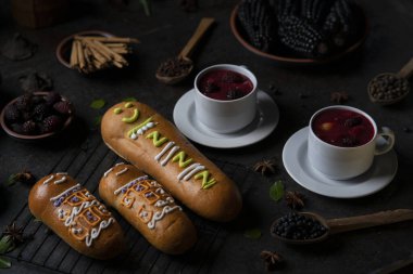 Guaguas de Pan ve Colada Morada, ölüler günü için geleneksel Ekvador yemekleri, Kolada 'yı karanlık arka planda pişirmek için gerekli malzemeler ile çevrili.