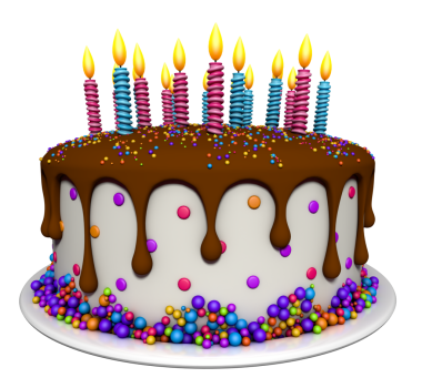 Çikolata kaplı pasta önden görünüyor. Renkli şekerlemelerle süslenmiş, açık morumsu ve şeffaf arkaplan üzerinde açık mavi mumlar var.