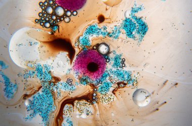 Su damlaları, yağ, mavi ve turuncu mürekkep içeren soyut bileşim beyaz arka planda