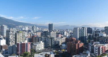 Quito 'nun kuzeyindeki modern binaların panoramik manzarası. Arka planda mavi bir gökyüzü var.