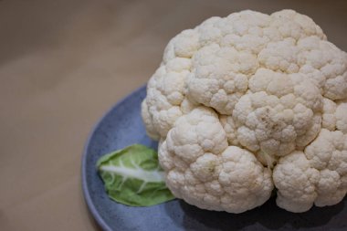 Bir plaka üzerinde taze karnabahar