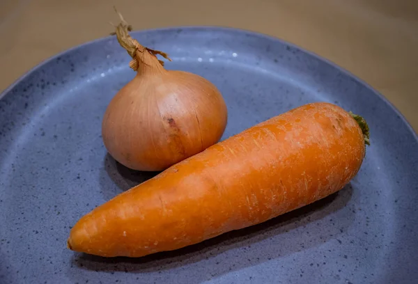 Свежая Морковь Лук Тарелке — стоковое фото