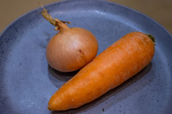 Свежая Морковь Лук Тарелке — стоковое фото