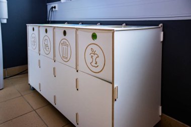 Ofisteki geri dönüşüm için çöp kutuları