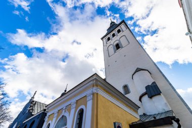 Şehirdeki eski kilise.