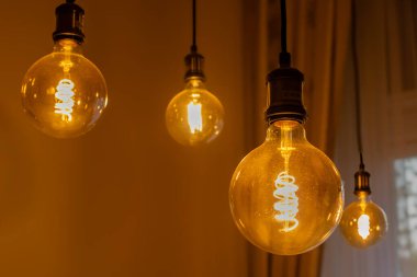 Karanlık bir odada eski model parlak lambalar.